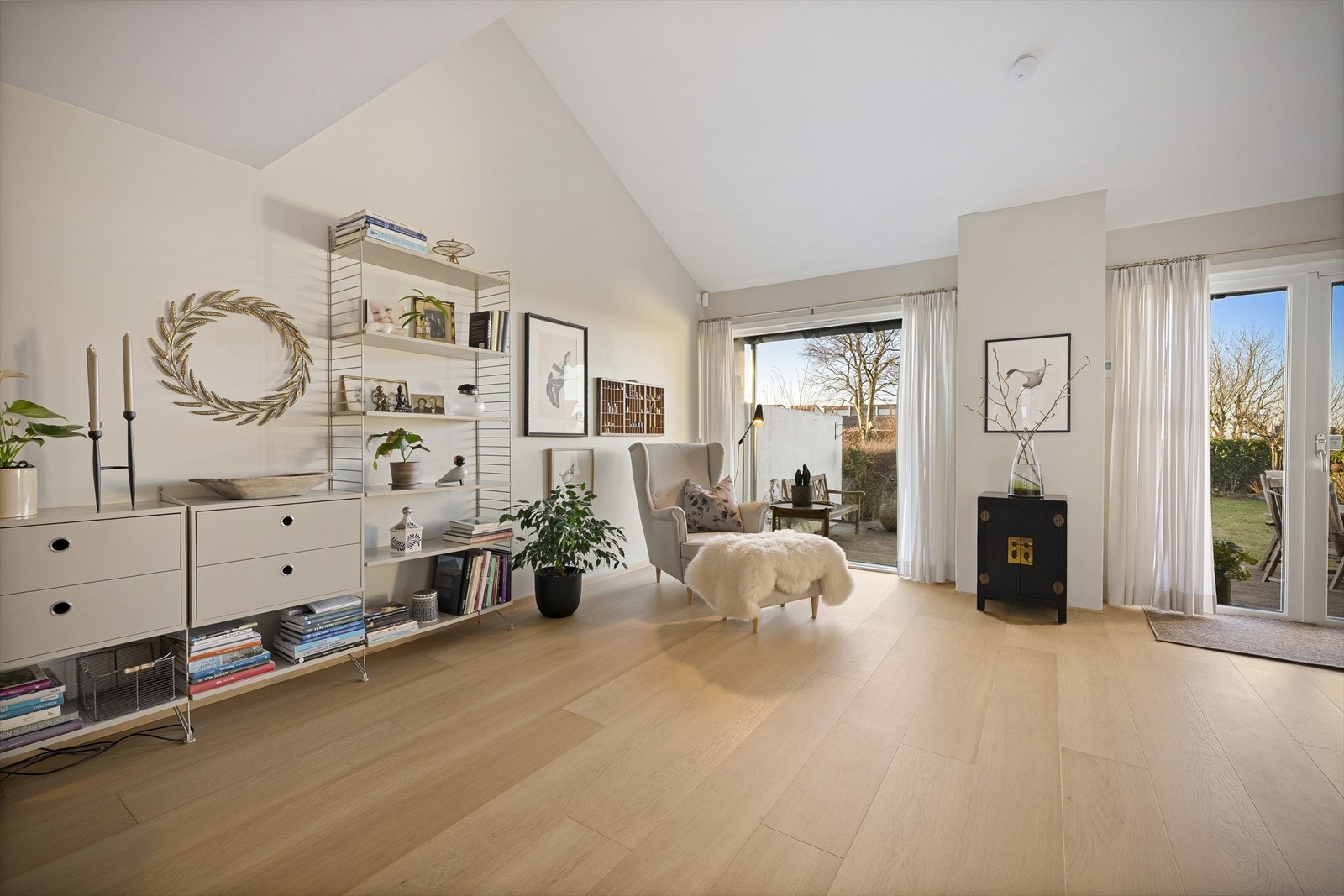 God takhøyde og fine vindusflater mot uteplassen og hagen Galleribilde