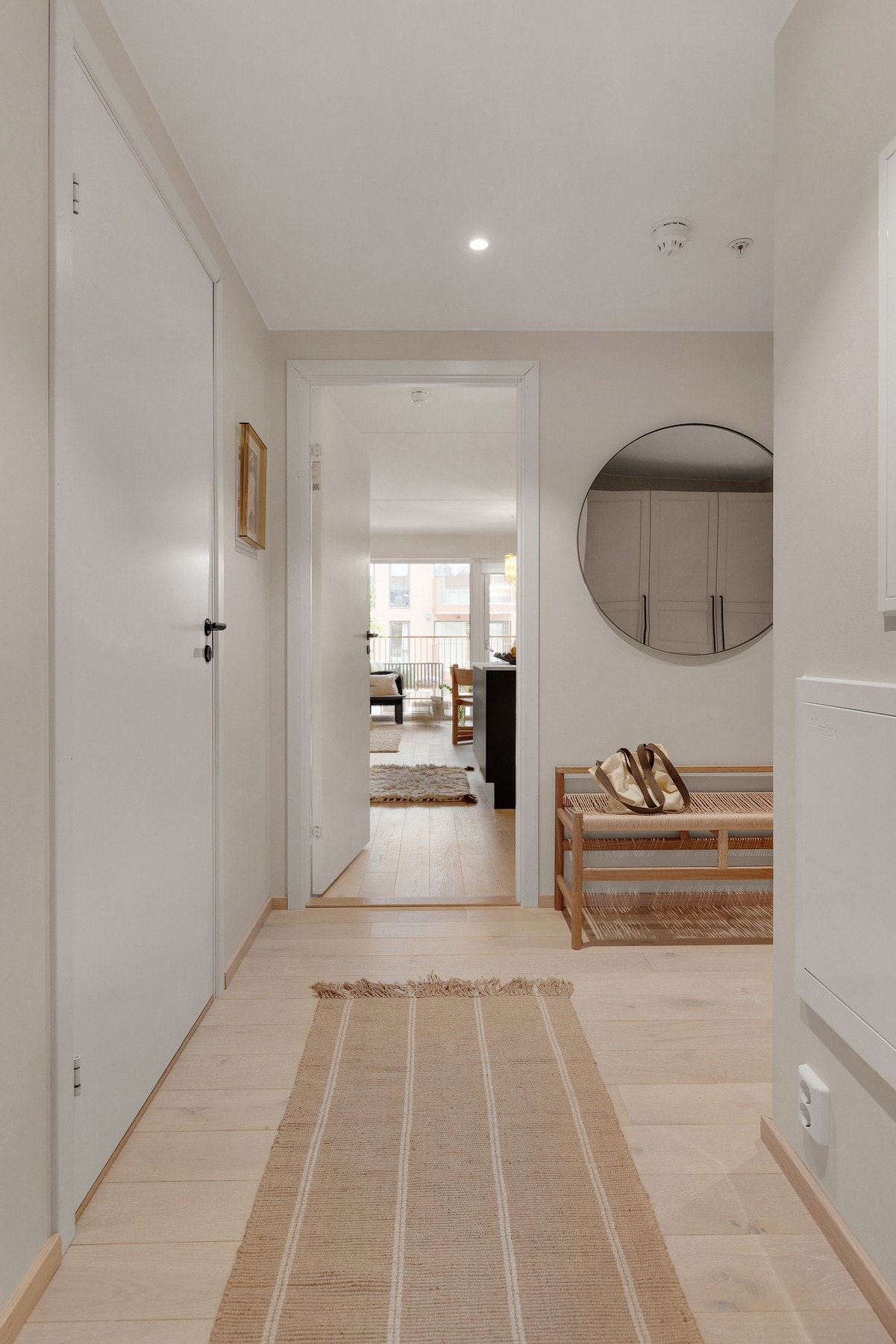 Entréen gir et ryddig og godt førsteinntrykk, med god plass til oppbevaring og en naturlig overgang videre inn i boligen. Galleribilde