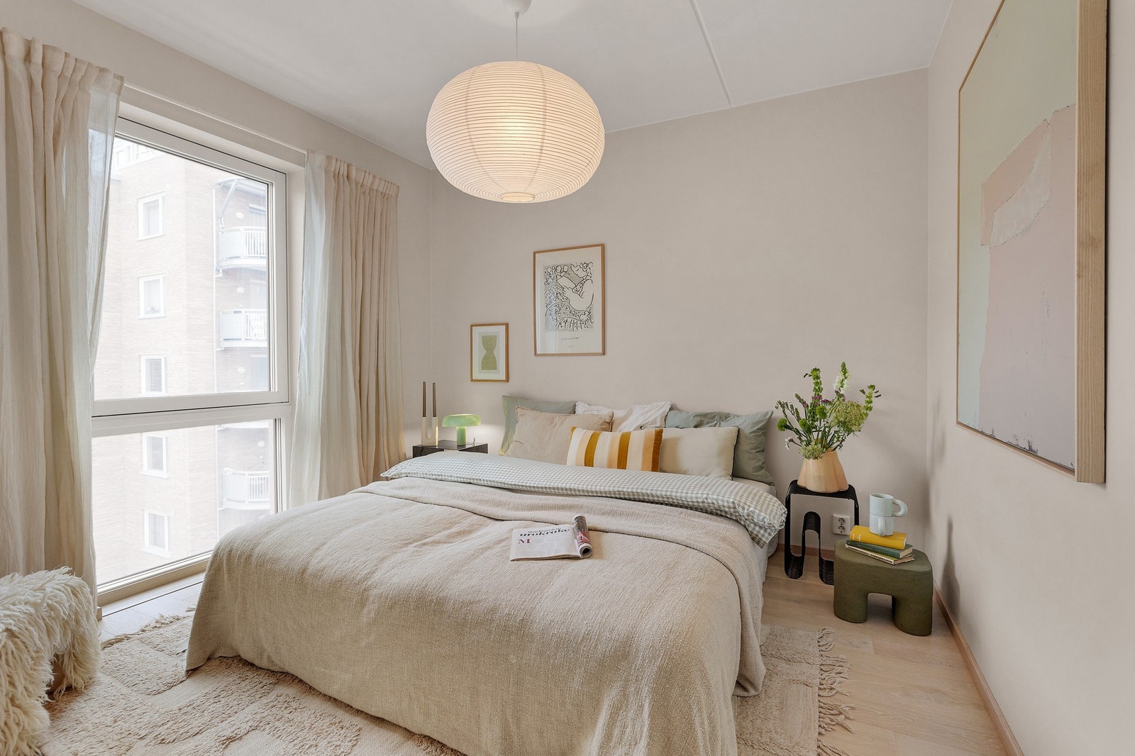 Hoveddelen har to gode soverom som begge oppleves lyse og rolige. Galleribilde