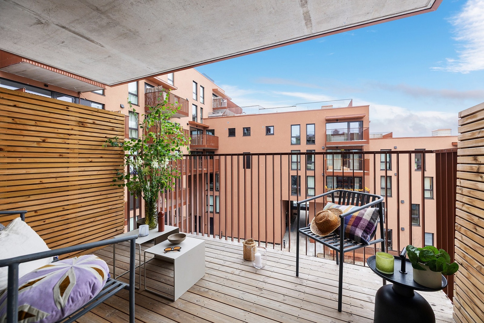 Her er det god plass til både grill og utemøblement. Galleribilde