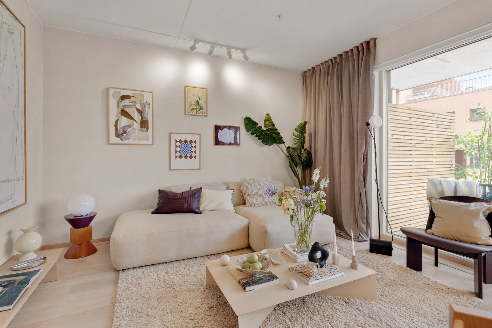 Enstavs parkett på gulv og en romslig himlingshøyde på ca. 2,56 meter. Galleribilde