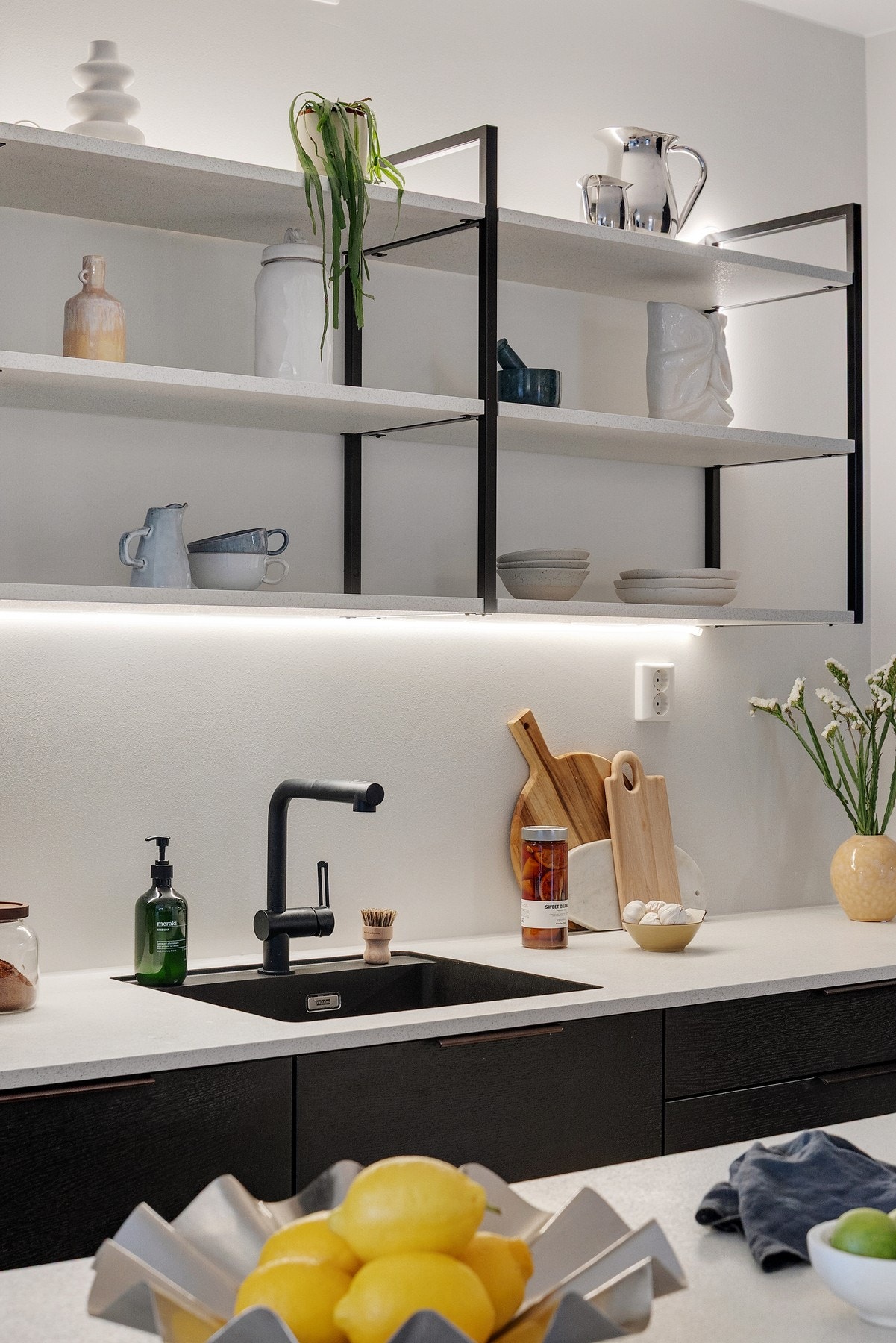 Det er også montert ventilator, automatisk vannstopper og komfyrvakt. Galleribilde