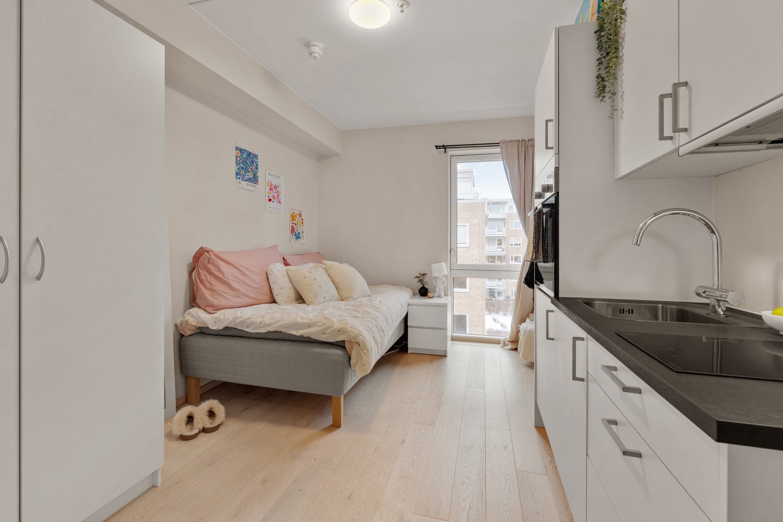 Hybelløsningen er et attraktivt tilvalg som tilfører boligen både fleksibilitet og gode muligheter for leieinntekter. Galleribilde