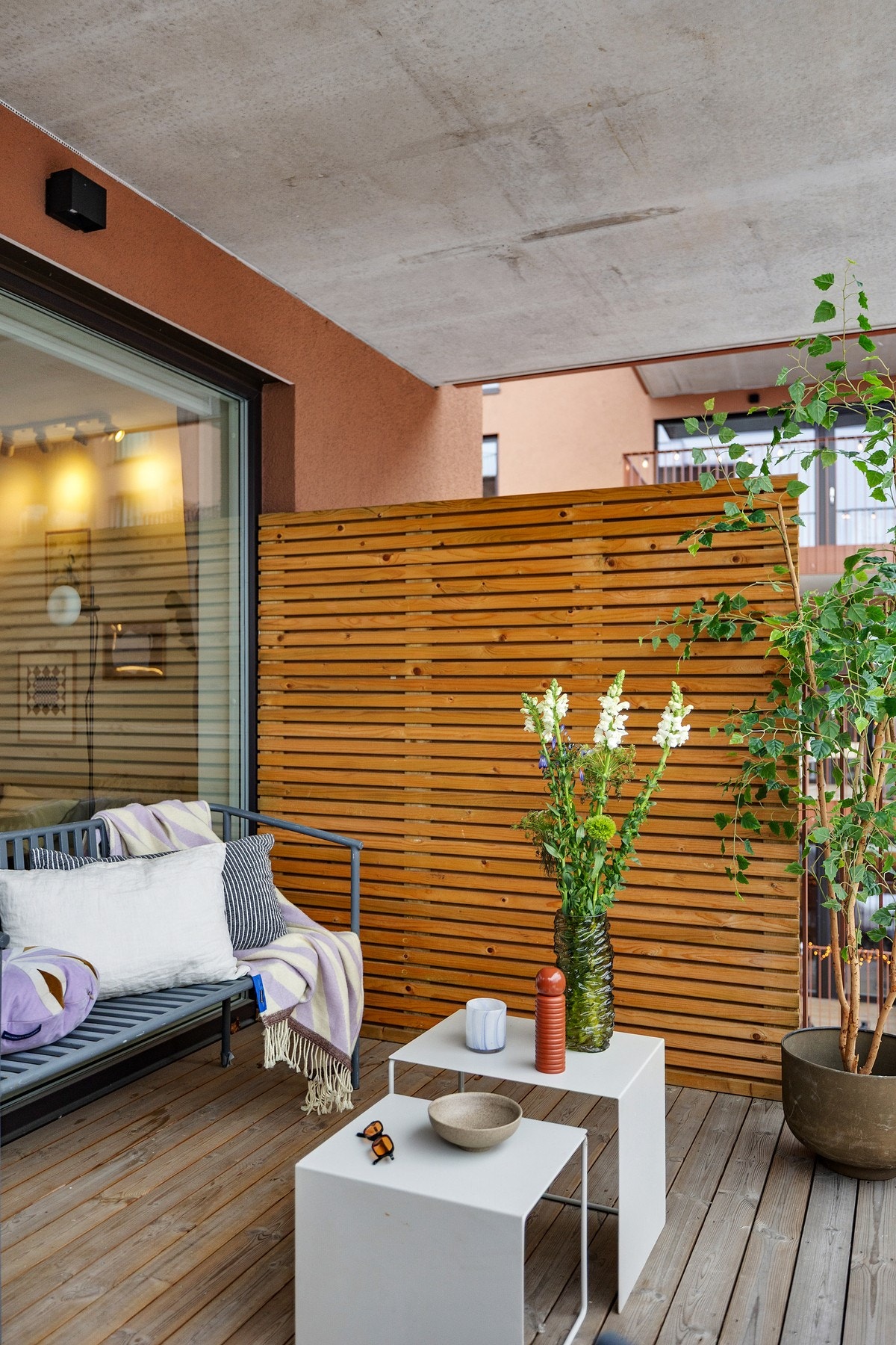 Det er monterte skillevegger gir økt privatliv og skjermer for innsyn, noe som gjør uteplassen godt egnet både for rolige morgenstunder og sosiale kvelder. Galleribilde