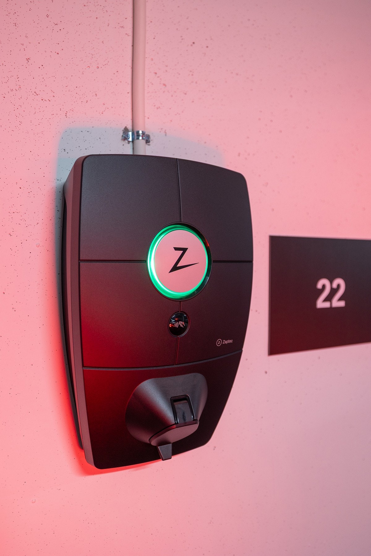 På parkeringsplassen er det monter elbillader. Galleribilde