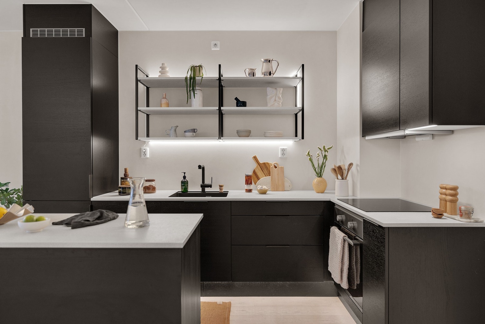 Integrerte hvitevarer inkluderer induksjonstopp, stekeovn, oppvaskmaskin og kombiskap. Galleribilde