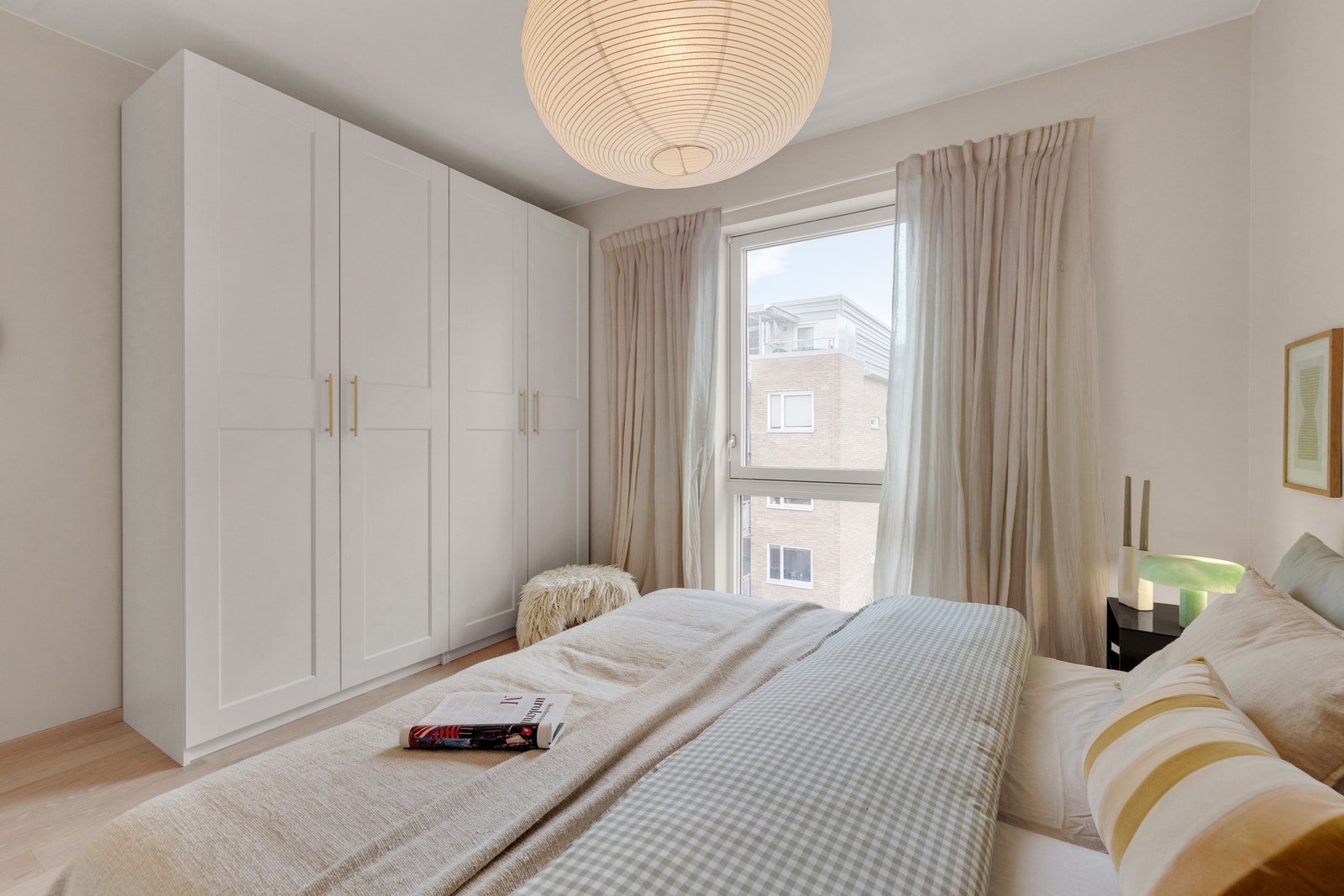 Det er montert garderobeskap med profilerte fronter i begge rom, noe som gir rikelig med oppbevaringsplass. Galleribilde