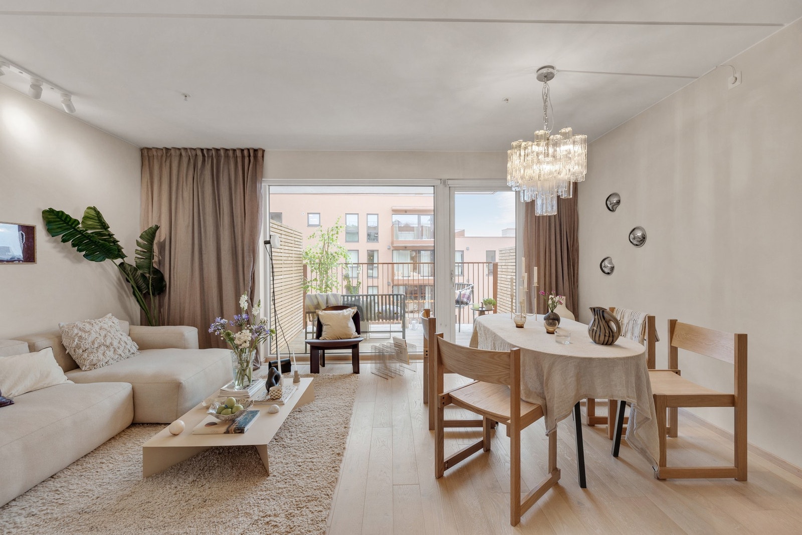 Leiligheten har en svært gjennomtenkt og praktisk planløsning, kombinert med gode lysforhold og en gjennomgående moderne standard. Galleribilde