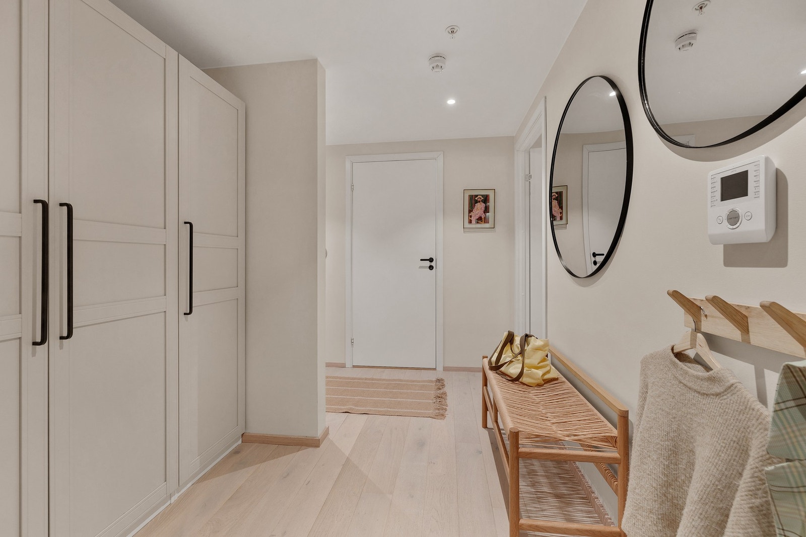 Leiligheten ligger i byggets 4. etasje og har enkel adkomst med heis både fra inngangsplan og garasjeplan. Galleribilde