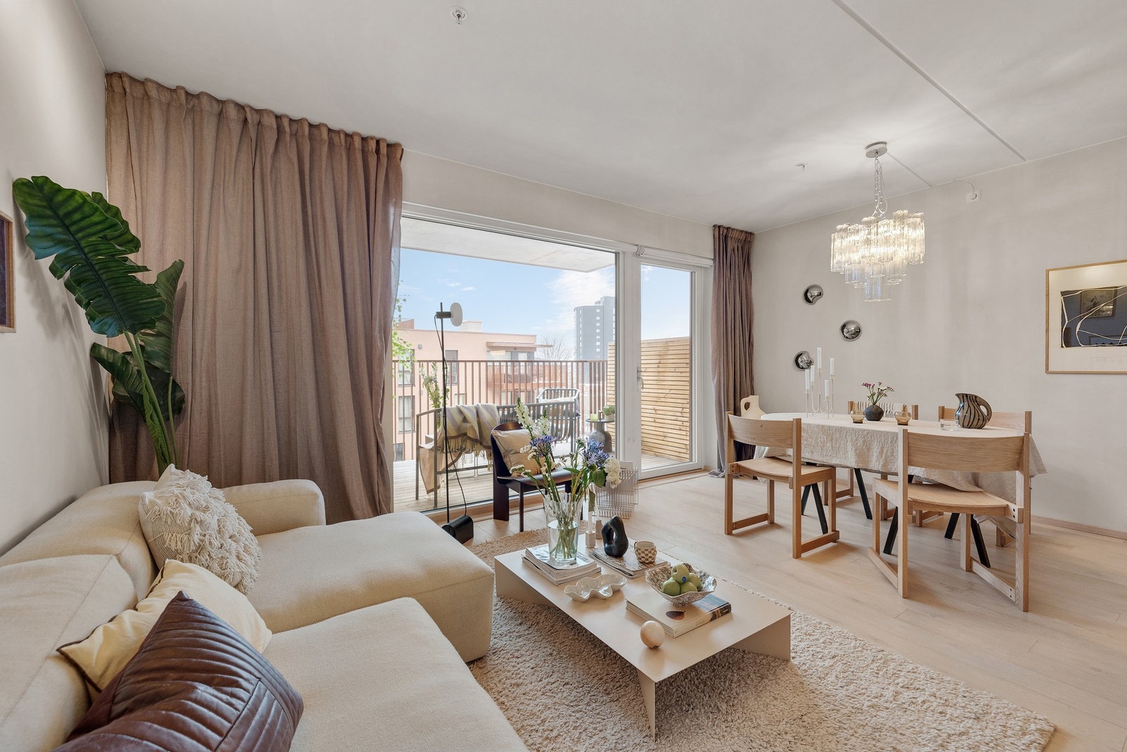 Store vindusflater sørger for rikelig med naturlig lys, og solskjerming fra Norsol gir både komfort og et stilrent uttrykk. Galleribilde