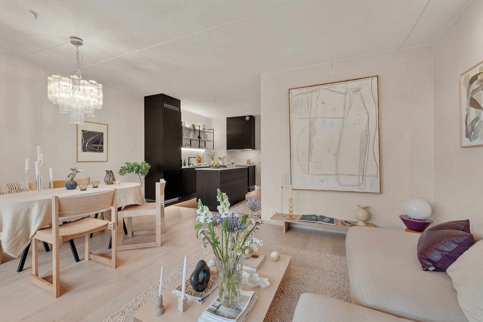 Det er vannbåren gulvvarme i stue, kjøkken, bad, begge entréer og soverom. Galleribilde