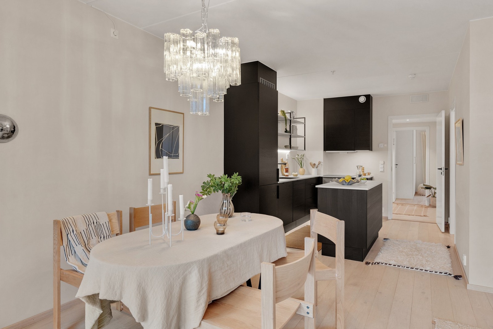 Kjøkkenet er levert av HTH og har glatte fronter i en oppgradert, mørk utførelse som gir et moderne og helhetlig preg. Galleribilde