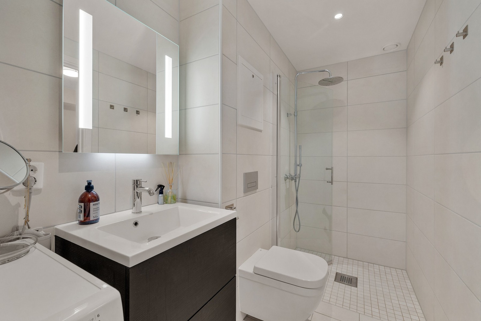 Hybelbadet er flislagt og holder samme moderne standard som hovedbadet. Galleribilde