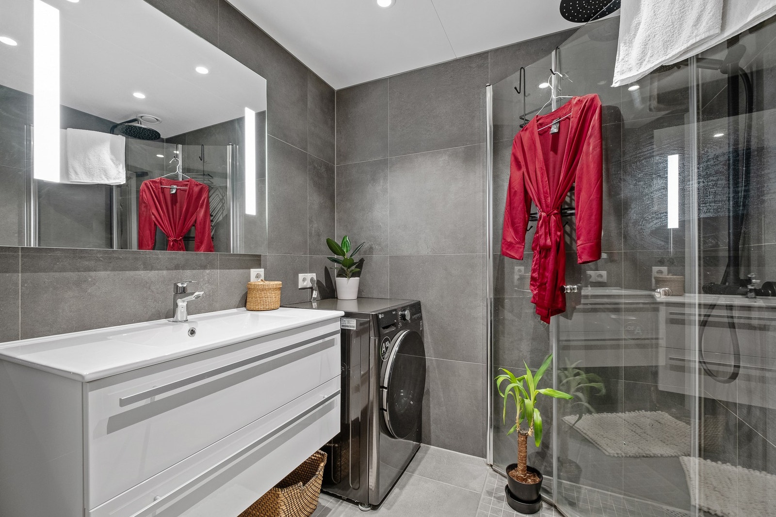 Badet har flis på vegger og gulv, og har downlights i himlingen. Galleribilde