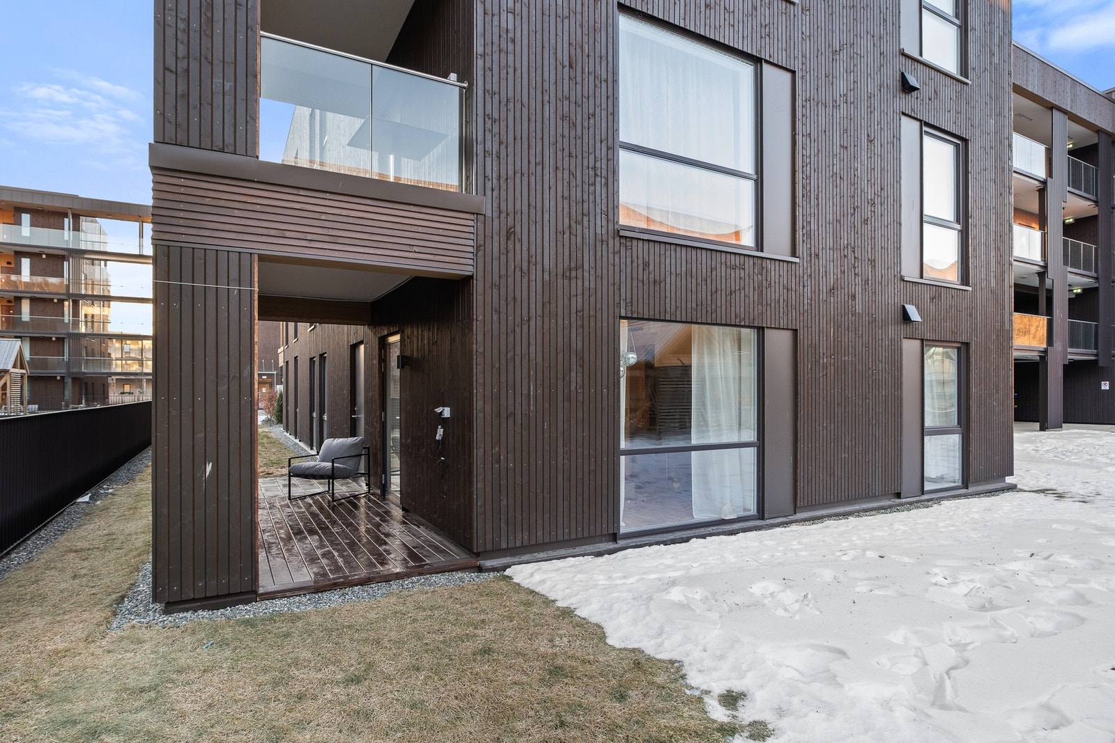 Man ta heisen rett ned til Melhustorget - her finnes butikker, restauranter, apotek og frisør. Galleribilde