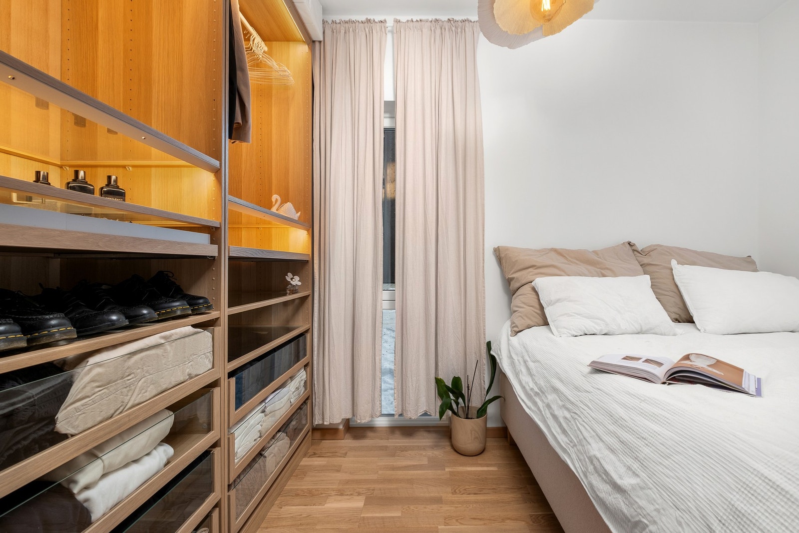 Her er det rikelig med plass til både seng og garderobe. Galleribilde