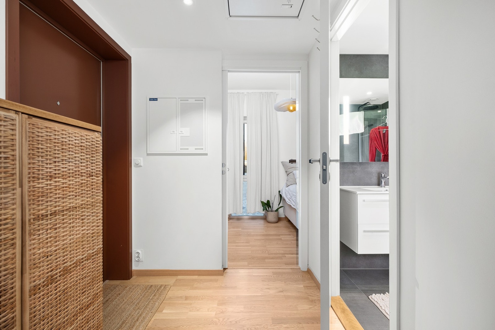 Leiligheten består av entré, stue/kjøkken, bad og soverom, samt bod i kjeller. Galleribilde