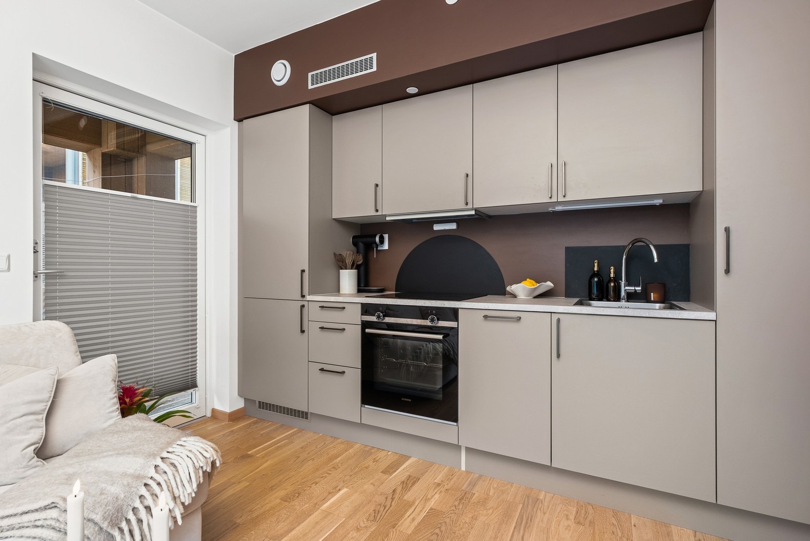 Kjøkkenet har integrert kombiskap, oppvaskmaskin, platetopp, stekeovn og ventilator. Galleribilde