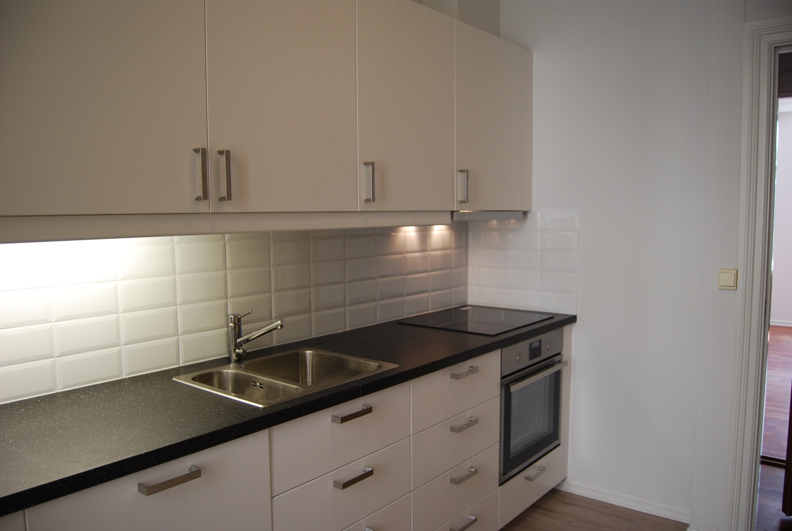 Kjøkken med hvitevarer Galleribilde