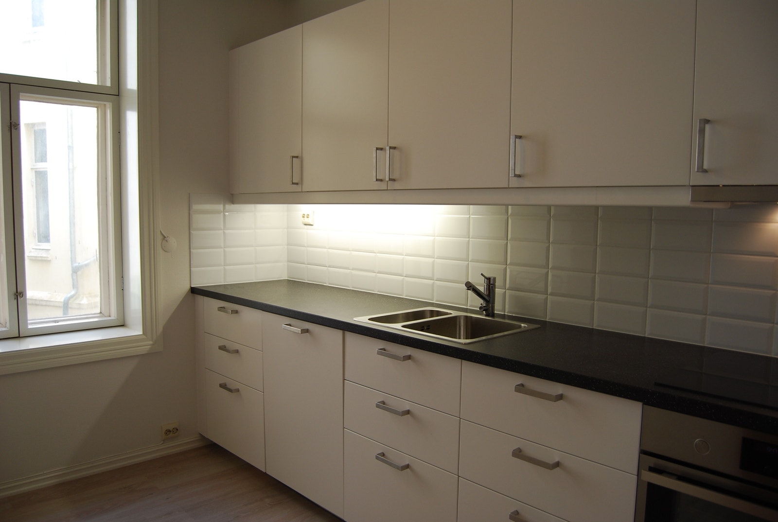 Det er plass til spisebord på kjøkkenet Galleribilde