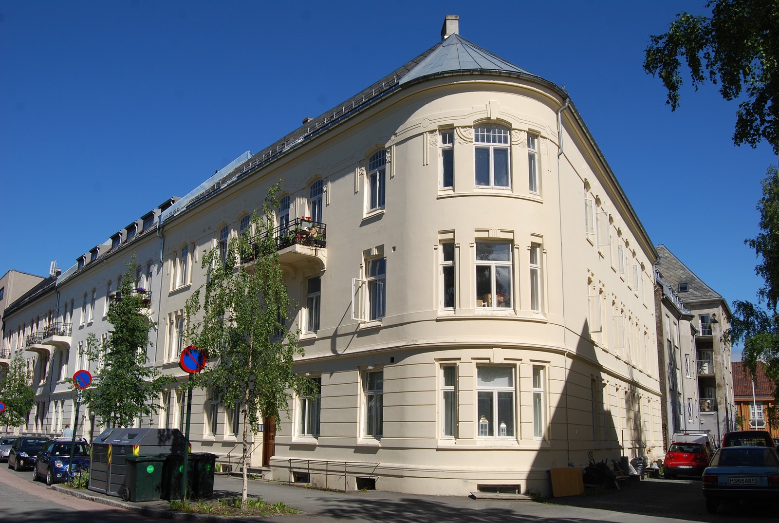 Her får du mulighet til å bo i en ærverdig bygård fra jugendtiden. Eiendommen har vært i utleiers eie i over 30 år og er jevnlig vedlikeholdt. Galleribilde