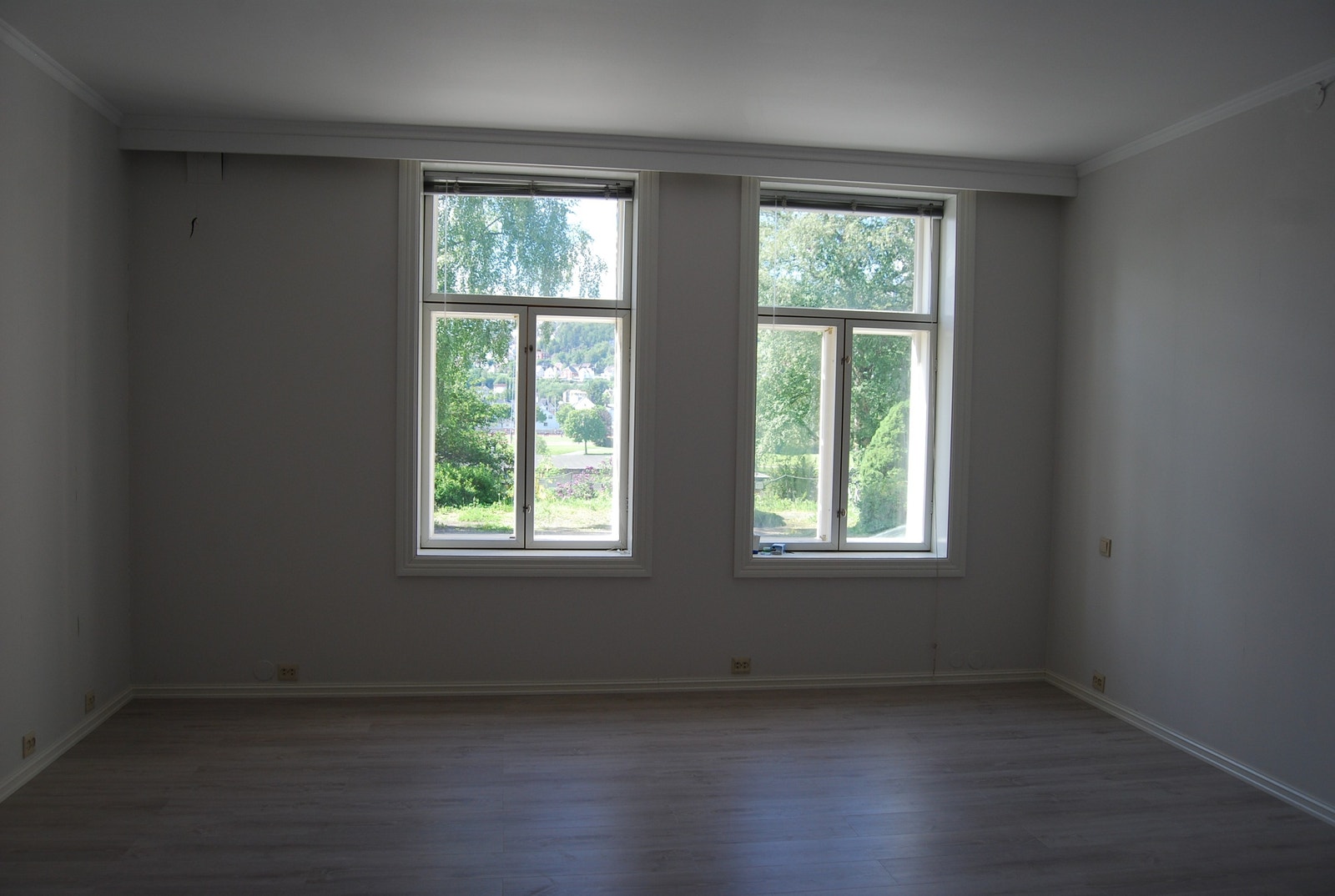 Rommene har god takhøyde og store vinduer Galleribilde