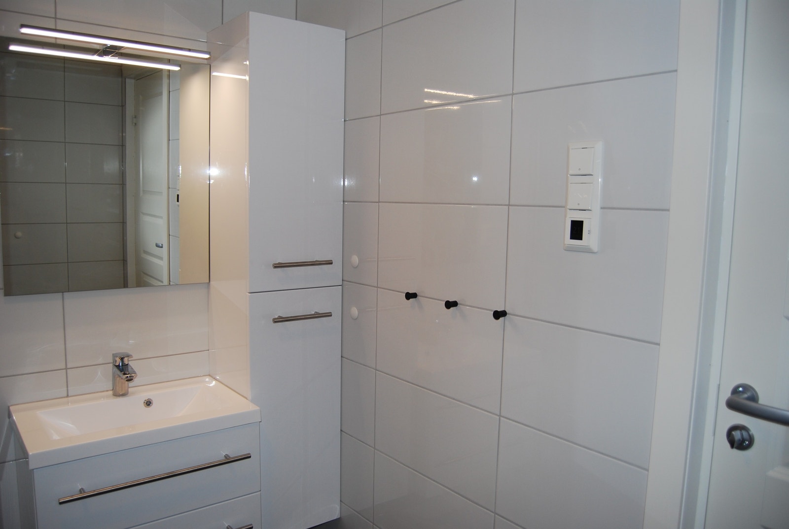 Pent bad fra 2020, med servantskap, høyskap, dusjnisje, vegghengt wc og vaskemaskin Galleribilde