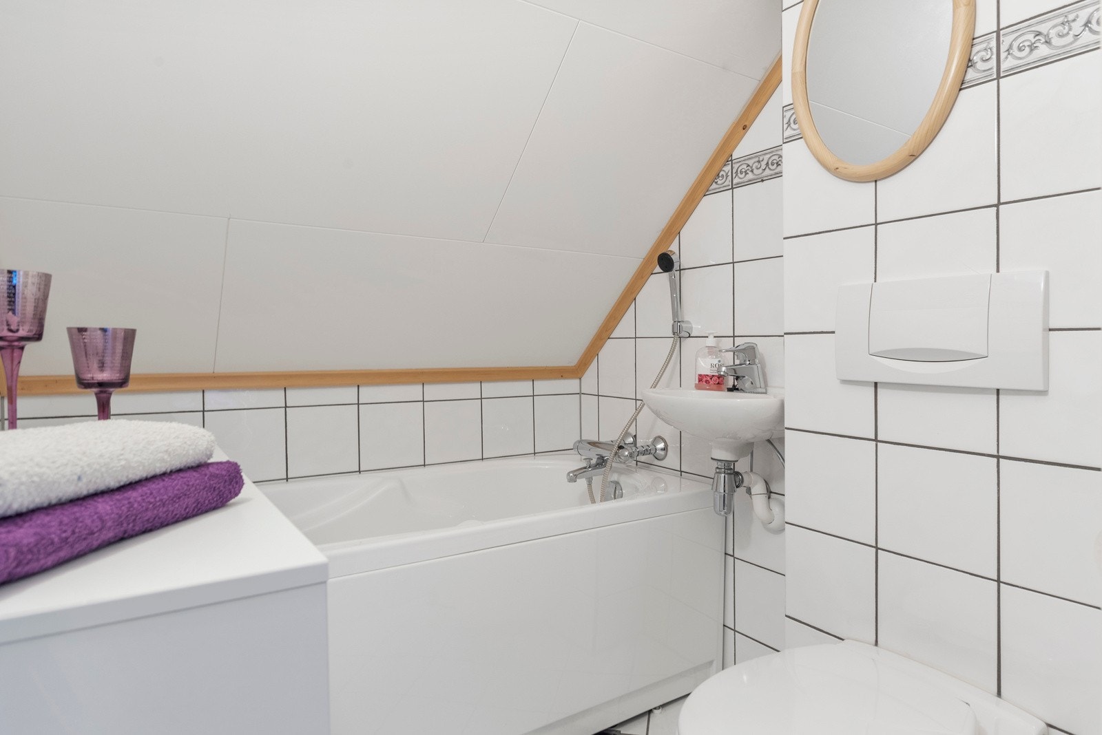 Bad i 2. etasje. Fuktmåling viser tørt trevirke i vegg på dette badet også. Galleribilde