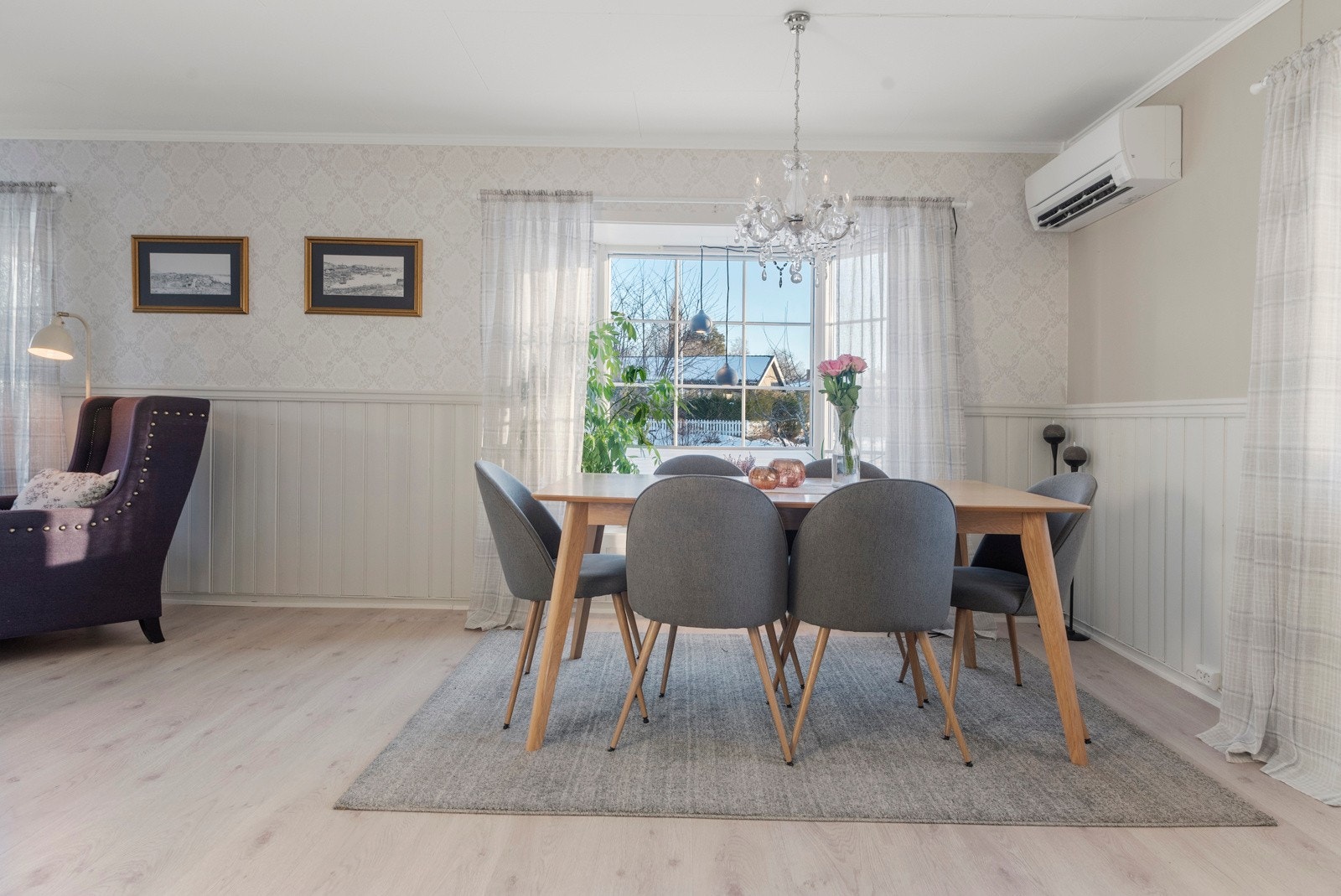 Det er montert ny luft til luft varmepumpe i stua i 2025. Galleribilde