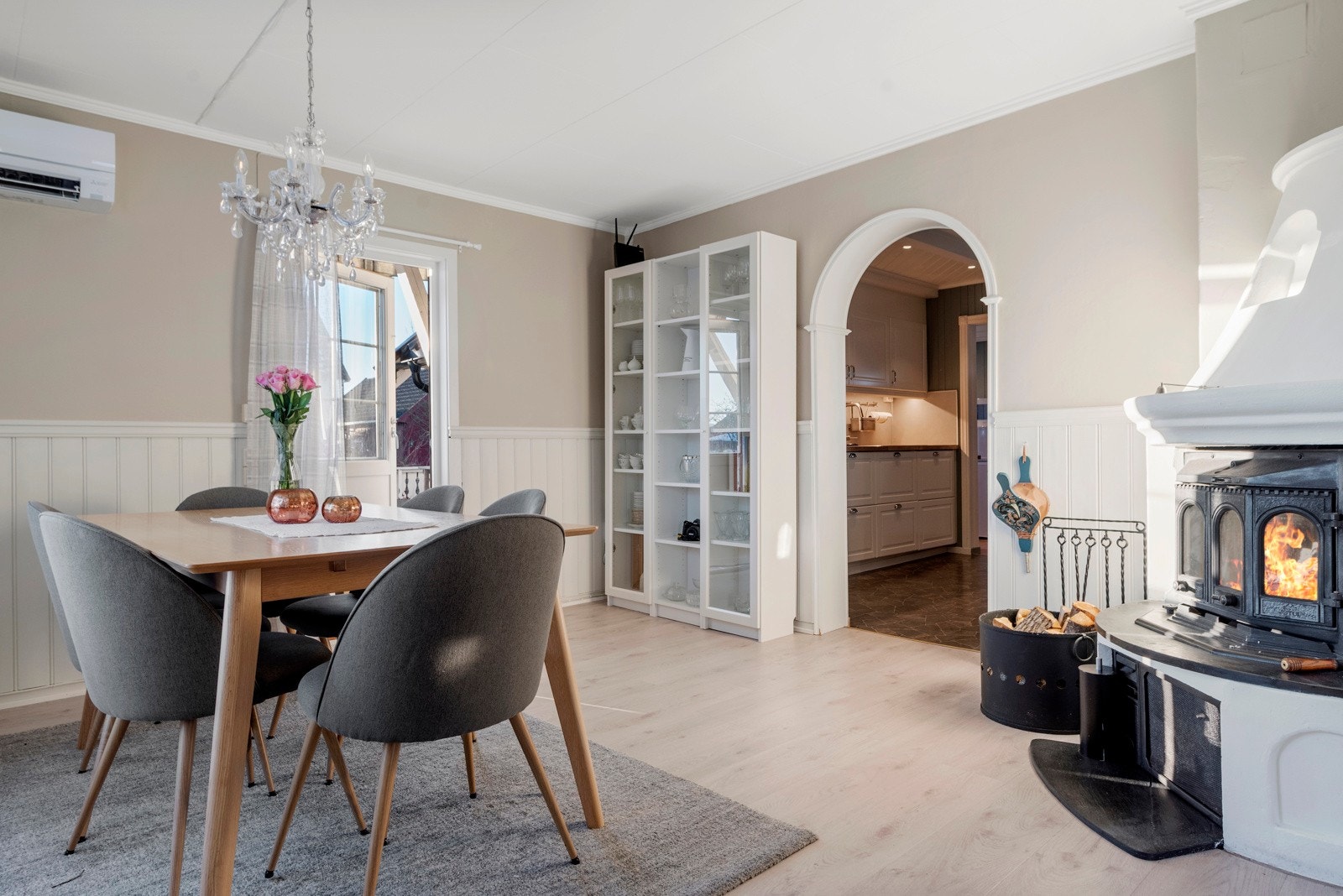 Stue med peisinnsats. Galleribilde