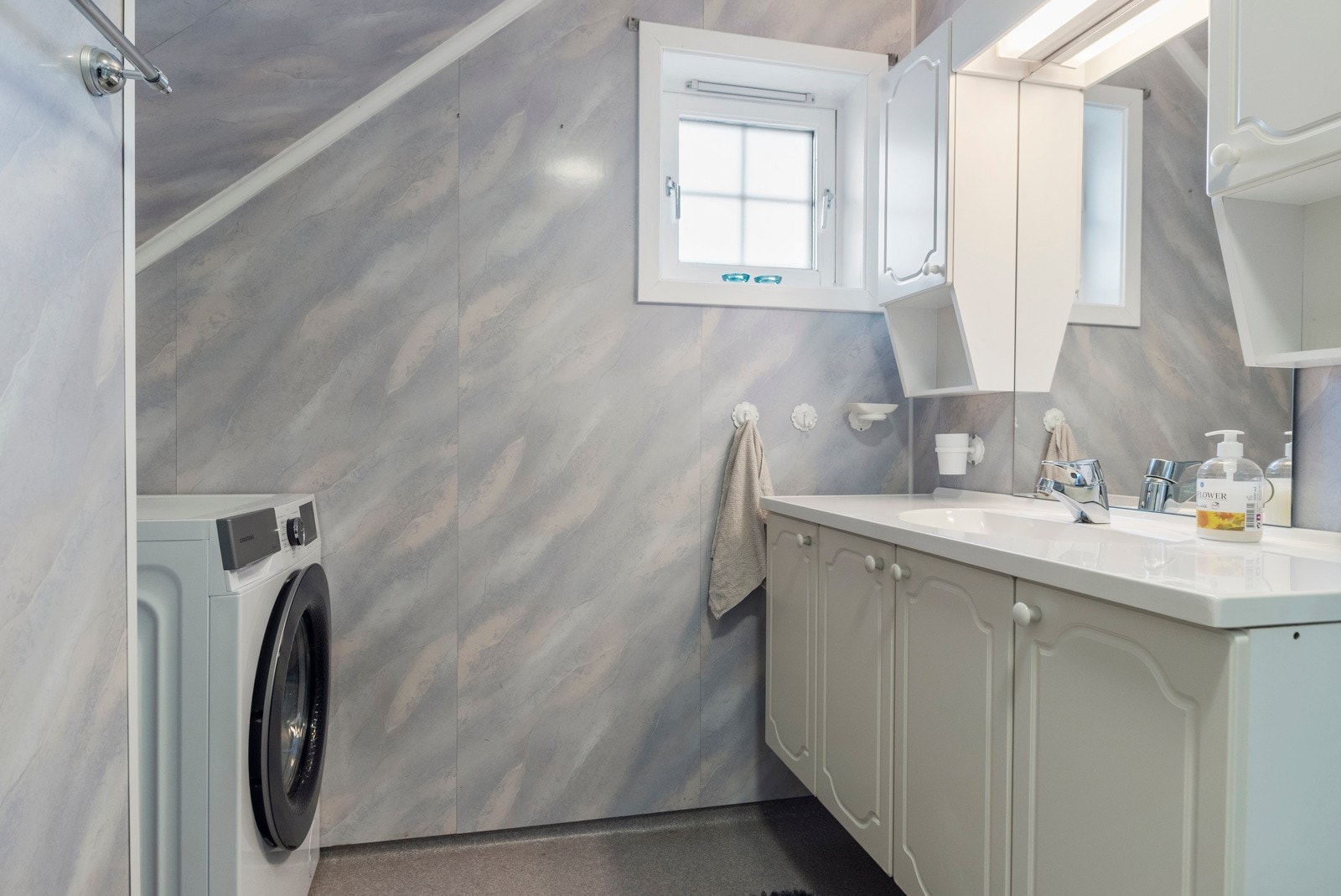 Badet er fra 1995, men fuktmåling i vegg viser tørt trevirke. Galleribilde