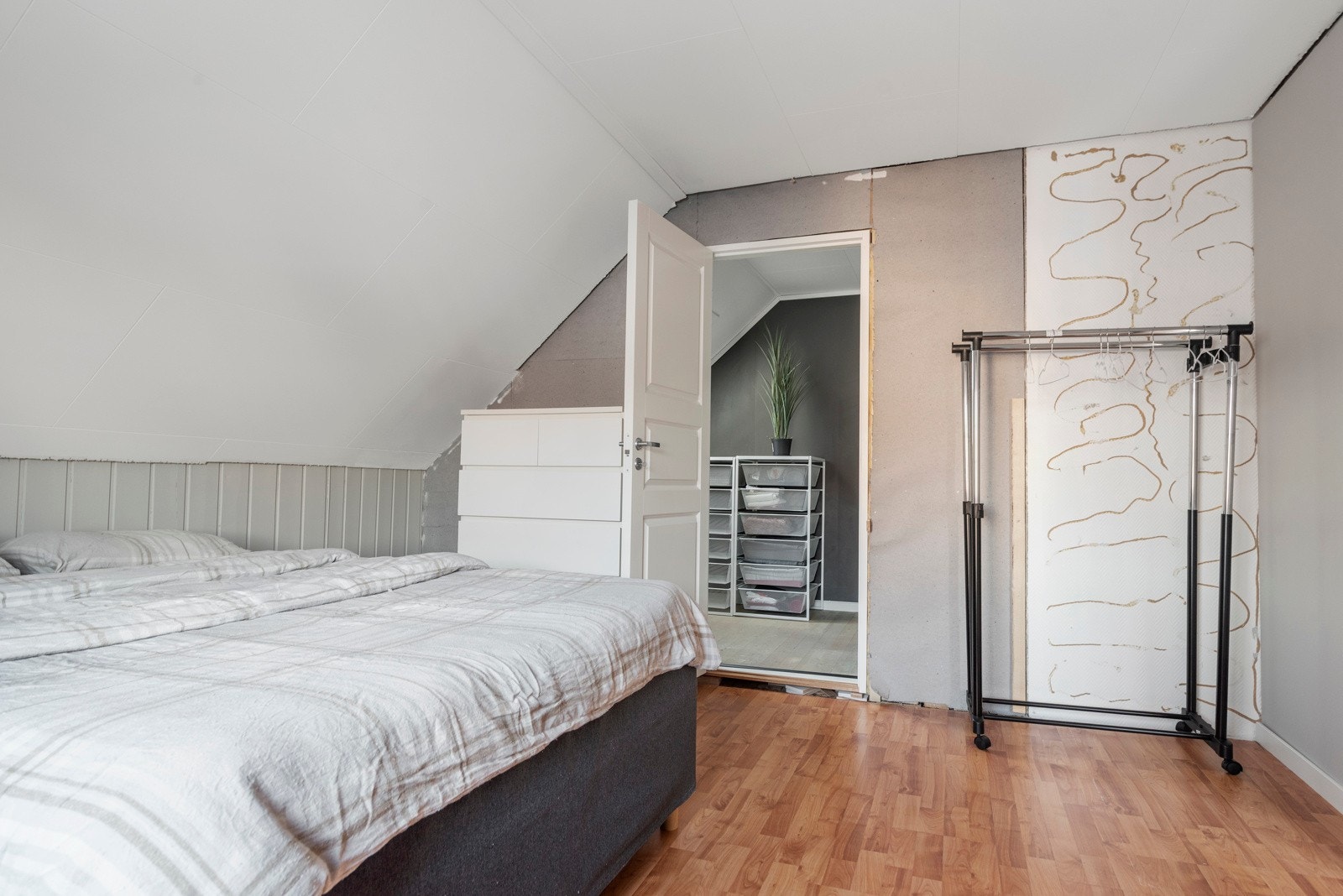 Innenfor soverommet er det er garderoberom på 7 kvm. Galleribilde