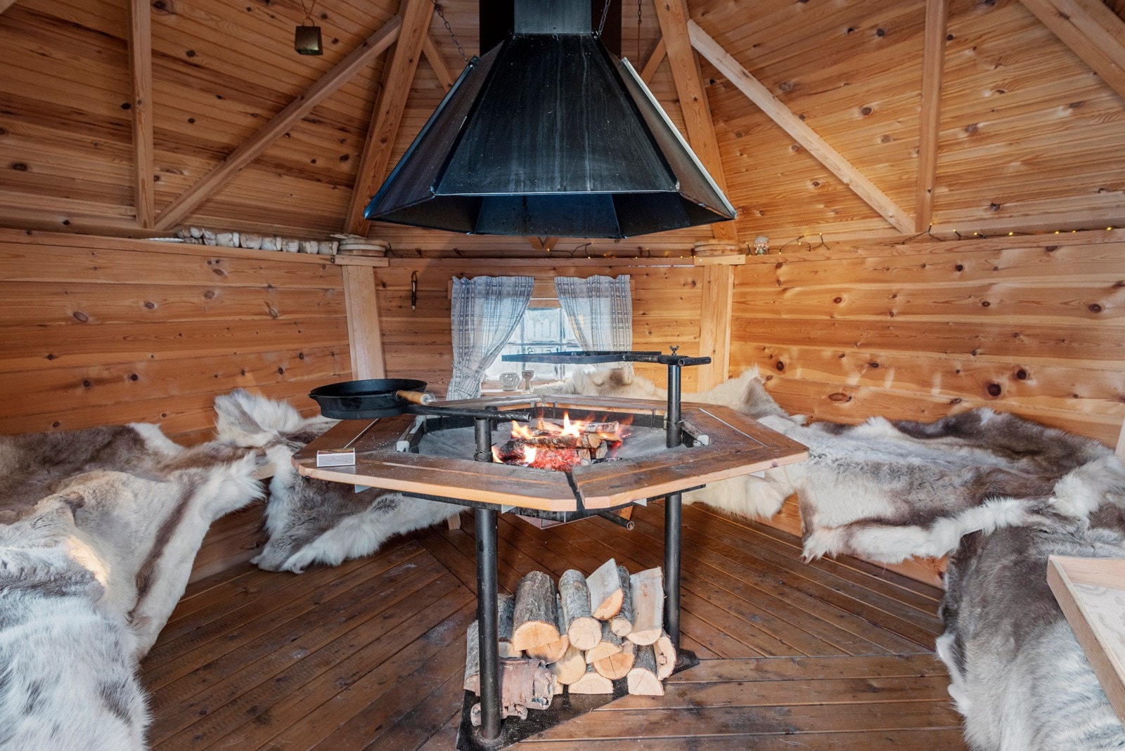 Koselig grillhytte i hagen. Galleribilde