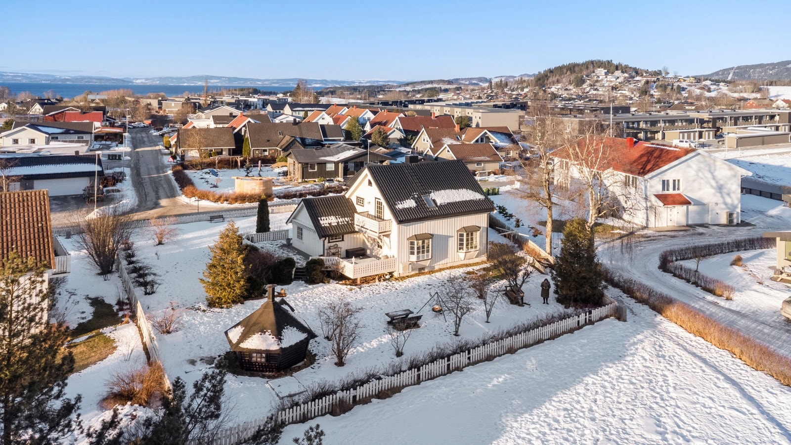 Enebolig med sentral beliggenhet og stor tomt på hele 1145m²! Galleribilde