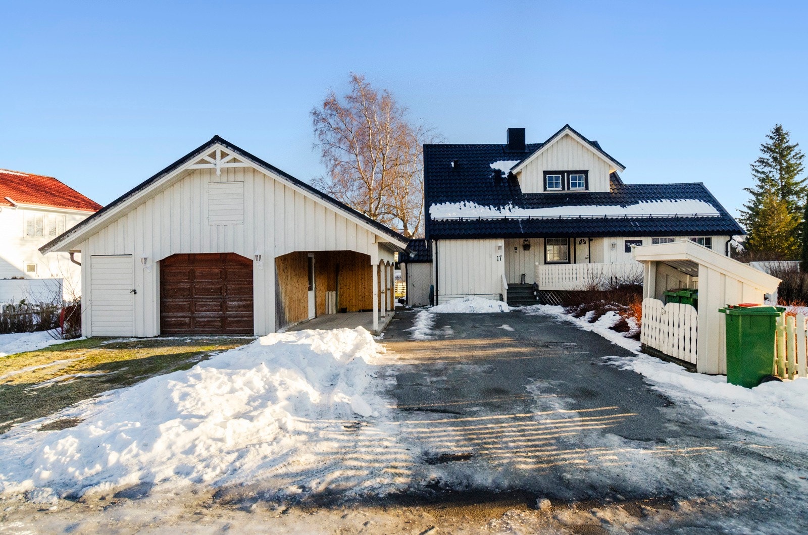 Eiendommen har asfaltert gårdsplass og frittstående garasje. Galleribilde
