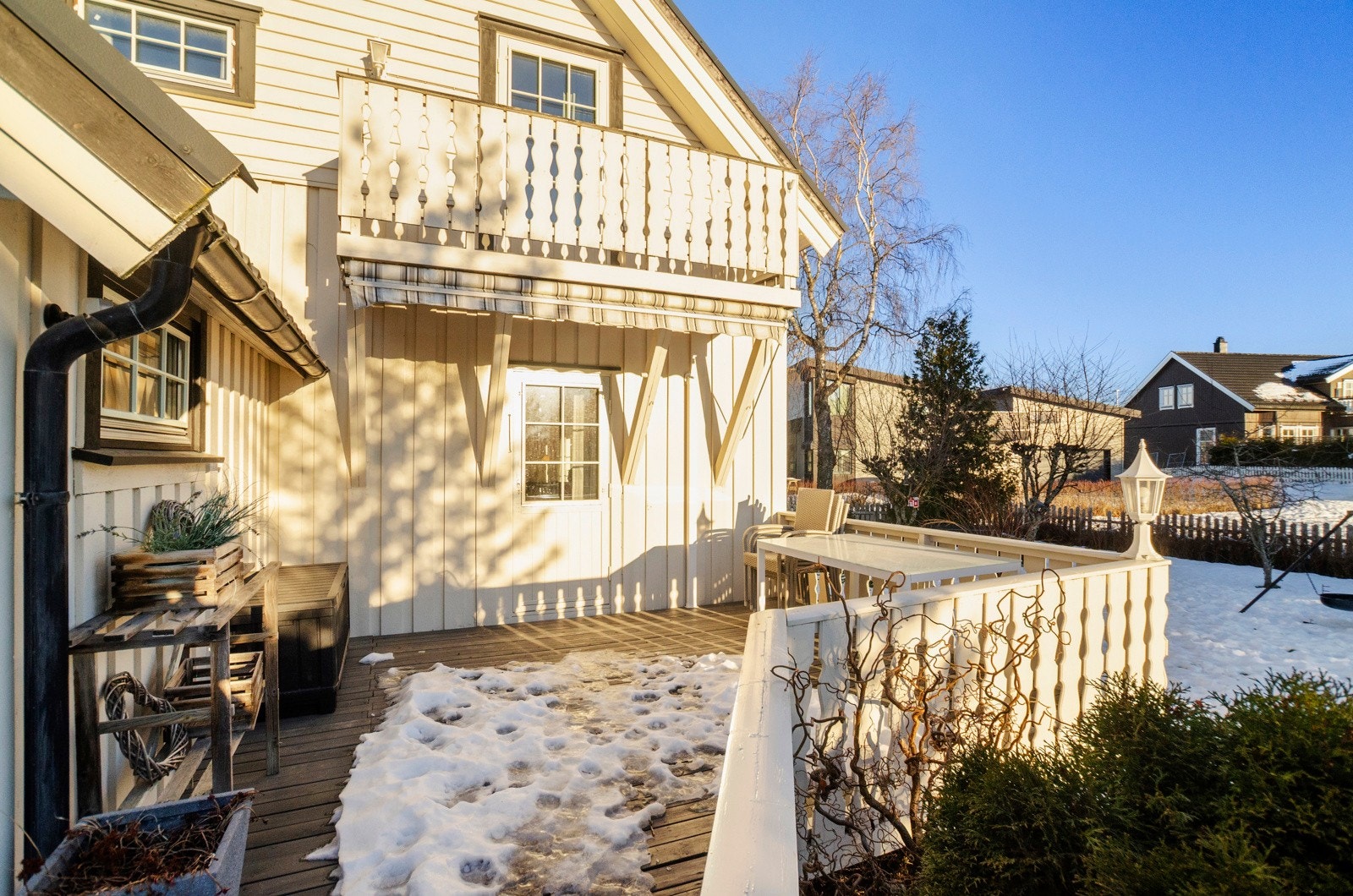 Veranda med gode solforhold. Verandaen henger sammen rundt huset i retning øst-sør-vest. Galleribilde