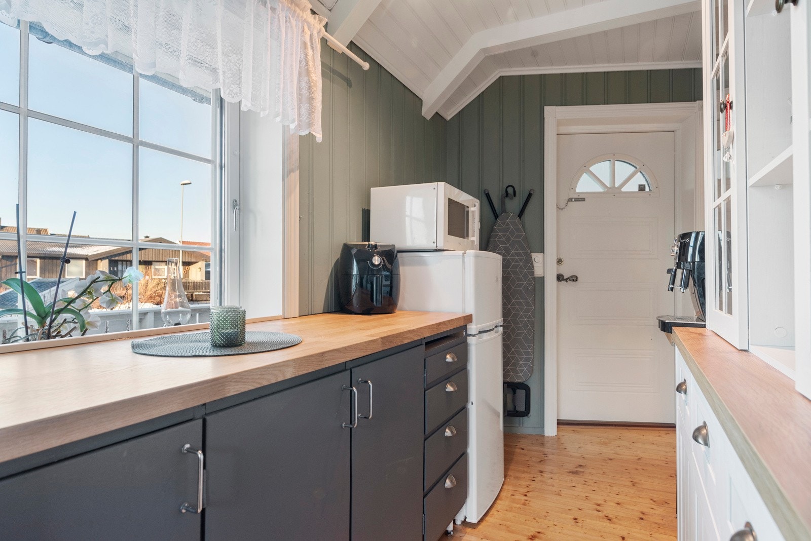 Rom i tilknytning til kjøkkenet, med ekstra kjøkkeninnredning. Galleribilde