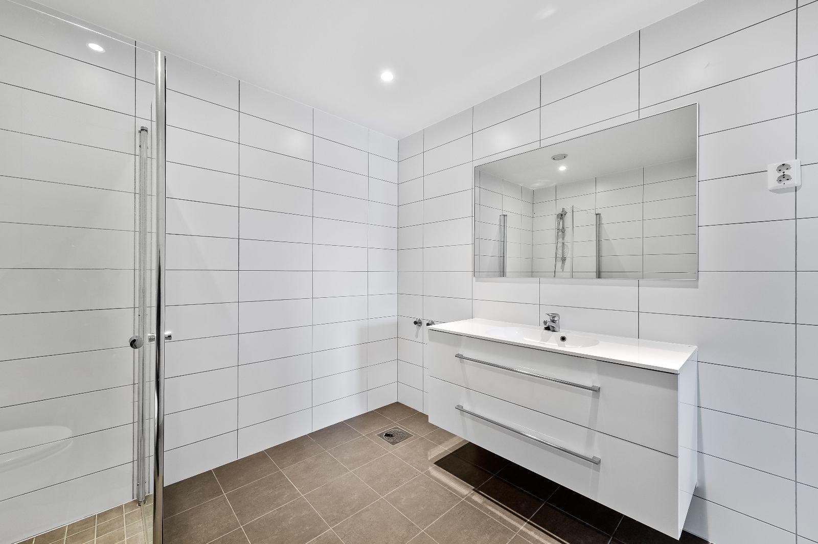 Romslig flislagt bad Galleribilde