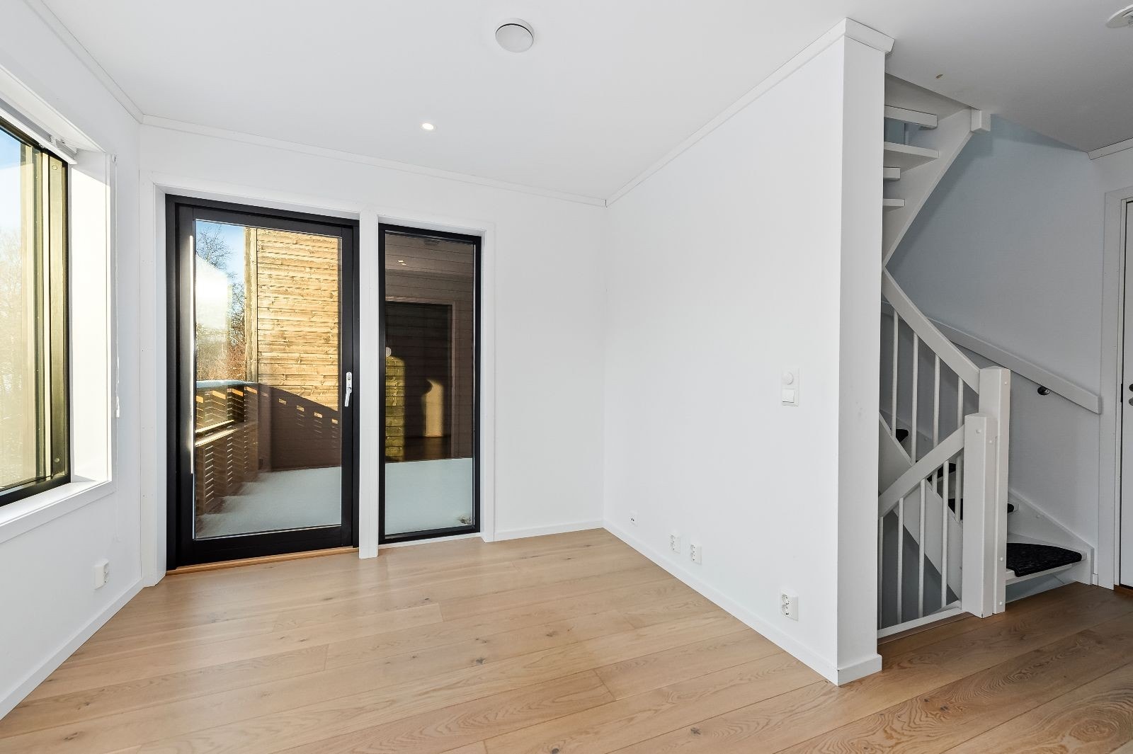 Loftstue med utgang til romslig og solrik terrasse Galleribilde