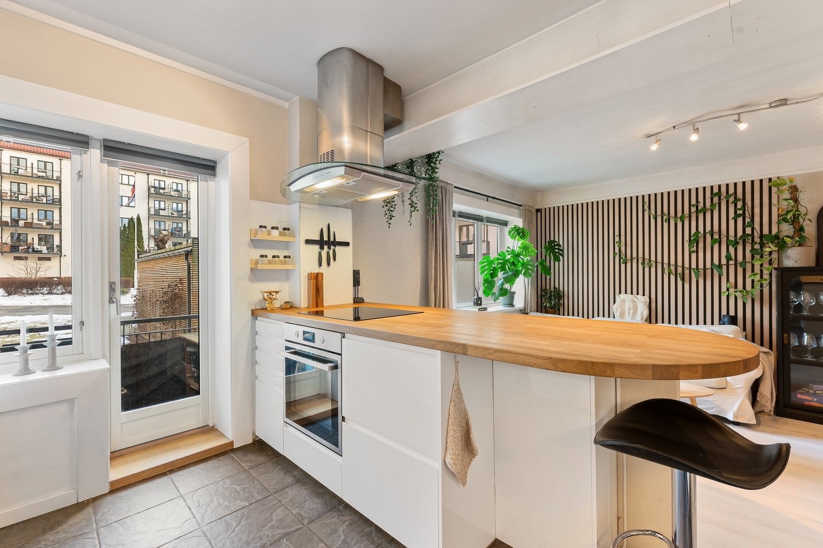 Moderne og stort kjøkken med integrerte hvitevarer Galleribilde