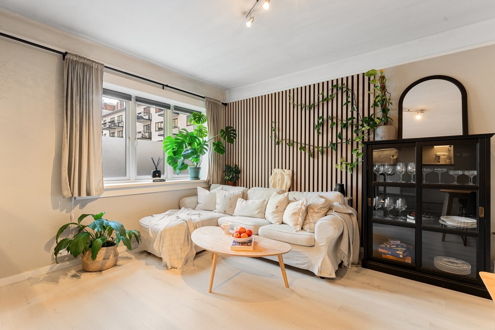 God plass til stor sofa og ytterligere møblement ved behov Galleribilde