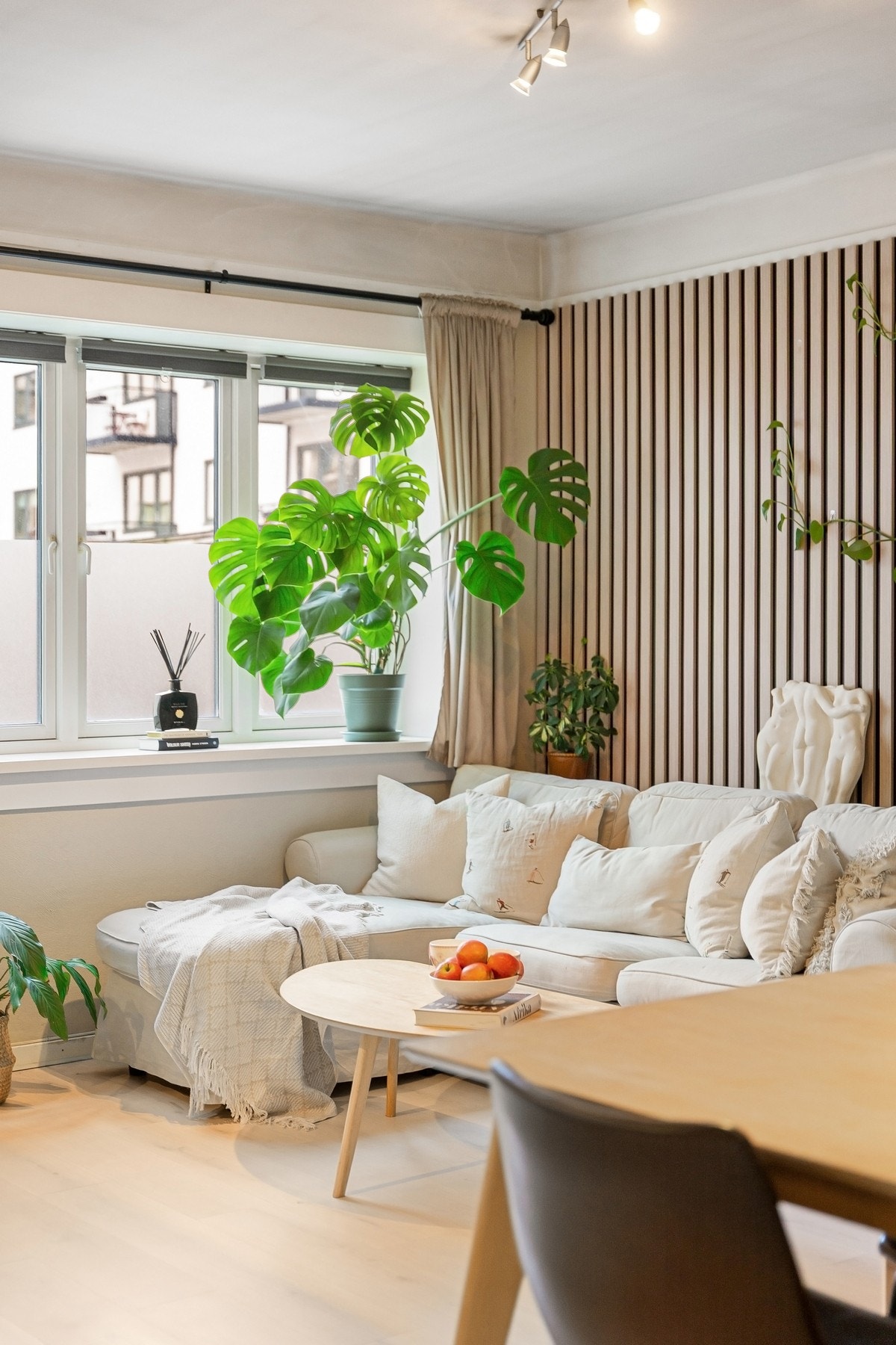 Koselig hjørnestue med spilevegg Galleribilde