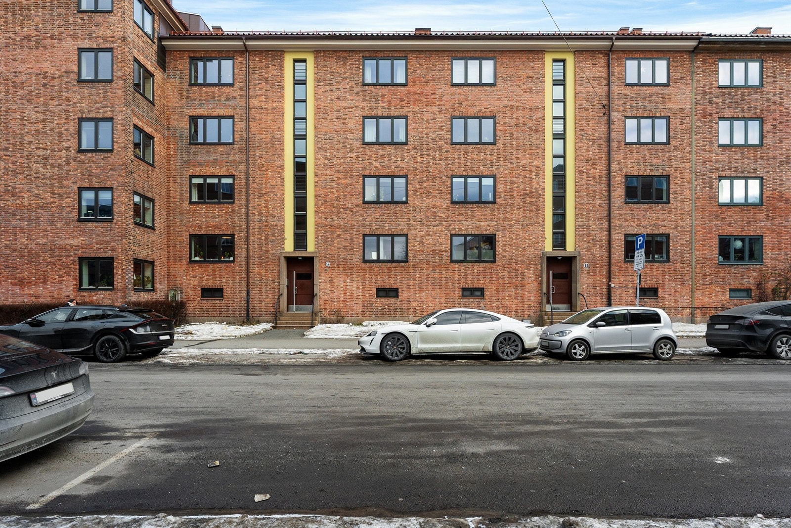 Inngang fra Dælenenggata. Leiligheten ligger i en svært høy 1. etasje Galleribilde