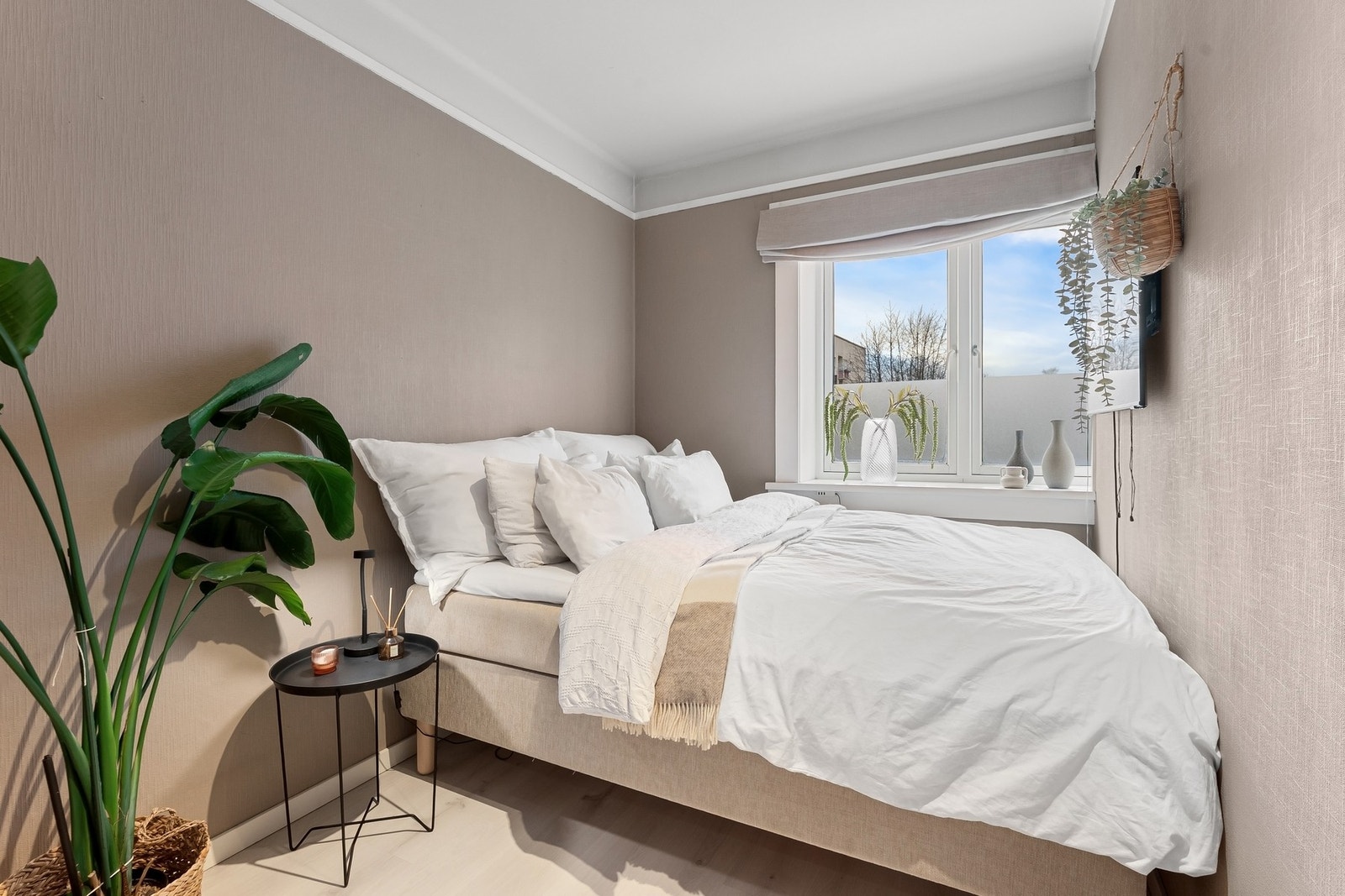 God plass til dobbeltseng og nattbord Galleribilde