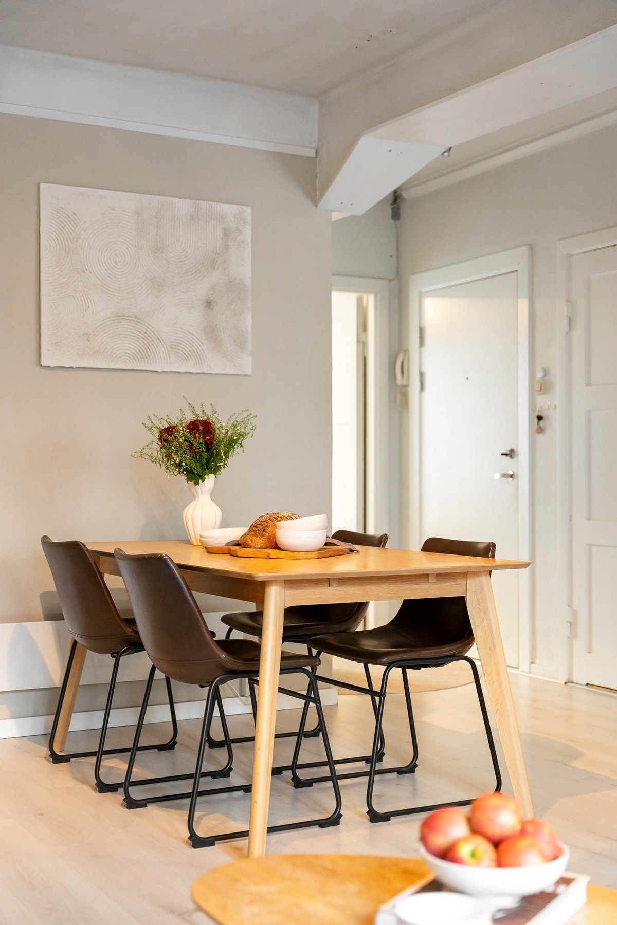 Her kan man dekke på til langbord til mange gjester! Galleribilde