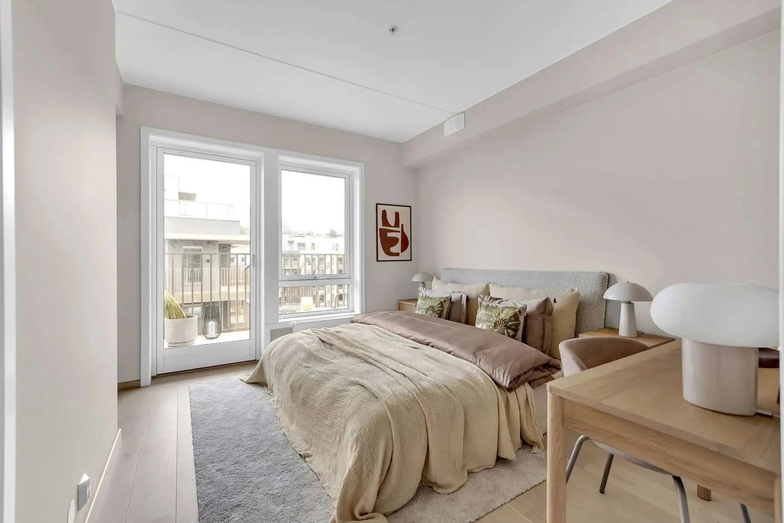 Hovedsoverom med eget bad og hjørne med plass til walk in closet. Galleribilde