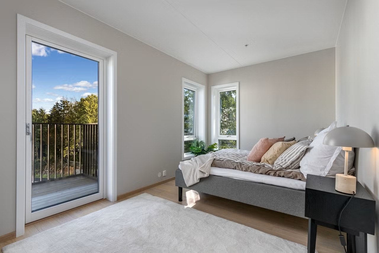 Boligen inneholder hele 4 soverom der den ene har utgang til privat balkong. Galleribilde