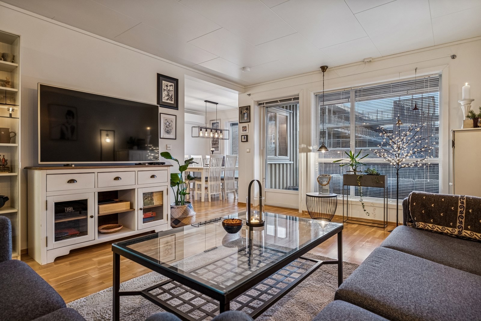 God planløsning. Utgang til balkong med takoverbygg og markise. Galleribilde