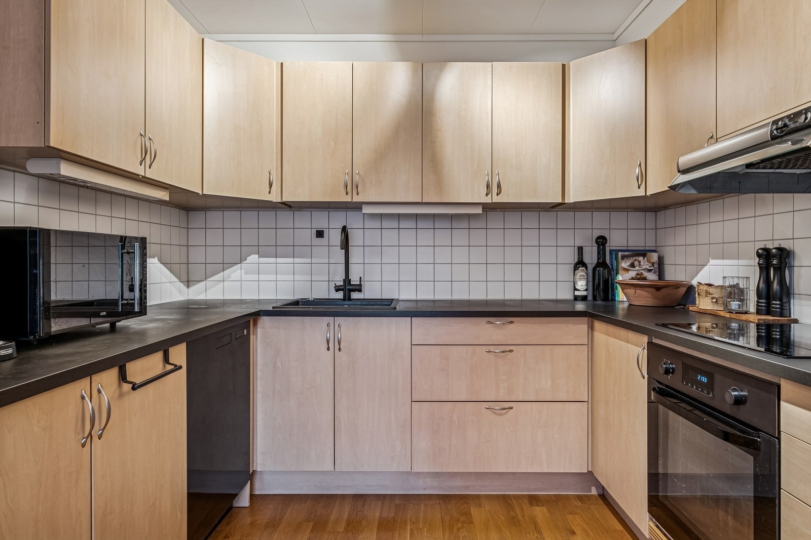 Kjøkken er oppgradert med ny benkeplate, ny vask og armatur. Galleribilde