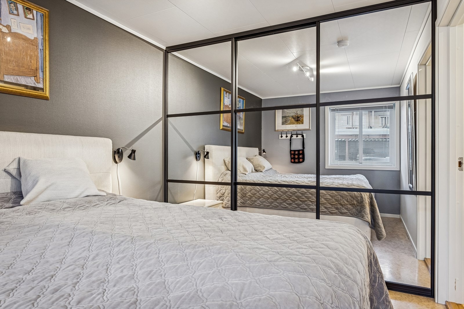 Hovedsoverom med skyvedørsgarderobe. Galleribilde